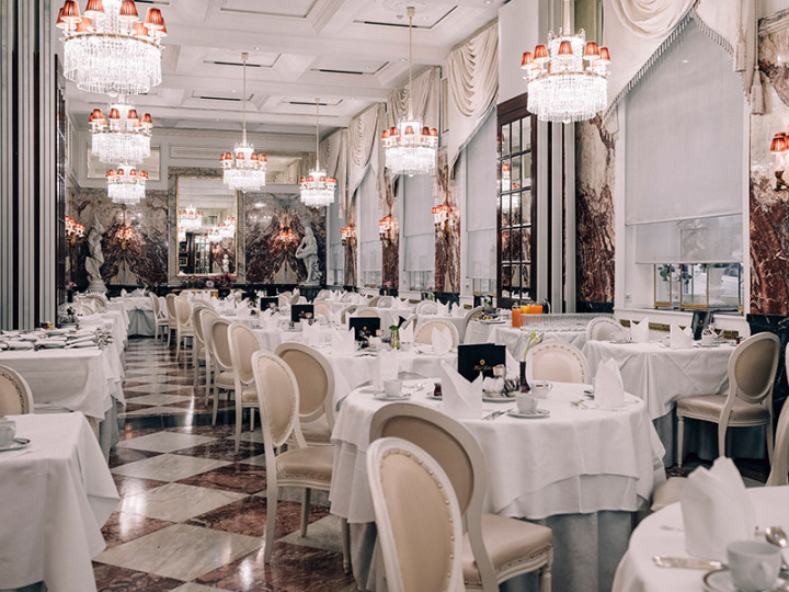 Elegant, classically furnished dining room with white tablecloths, elegant chandeliers and a stylish ambience.