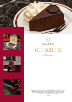 Ein Stück saftige Sacher Torte mit Schlagobers und Schokoladensiegel
